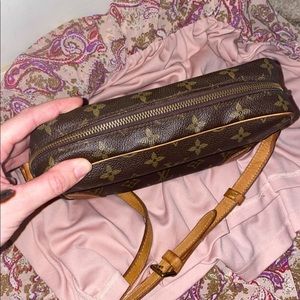 Like new LV crossbody
